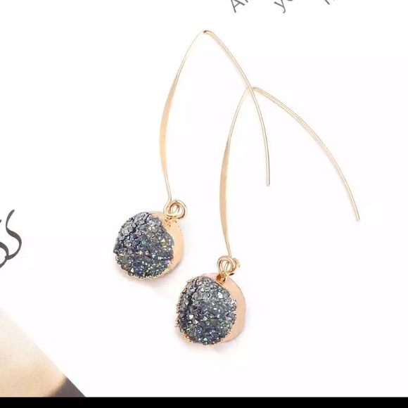 ✨1 left✨ Iridescent blue/gray druzy earrings NEW - Picture 2 of 3